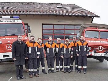 Bischofsheim 55-1 (links) der neue Unimog der Feuerwehr Bischofsheim wurde in liebevoller Detailarbeit restauriert. Rechts im Bild der alte Unimog, Baujahr 1960 noch immer in bestem Zustand. Er ist das älteste Einsatzfahrzeug des Landkreises. Das Bild zeigt von links: Bürgermeister Udo Baumann, Winfried Mai, Walter Hohn, Erwin Hohn, Karl-Heinz Zimmer, Thomas Geis, Niko Reuß und Alexander Mai.  Text/Foto: Marion Eckert