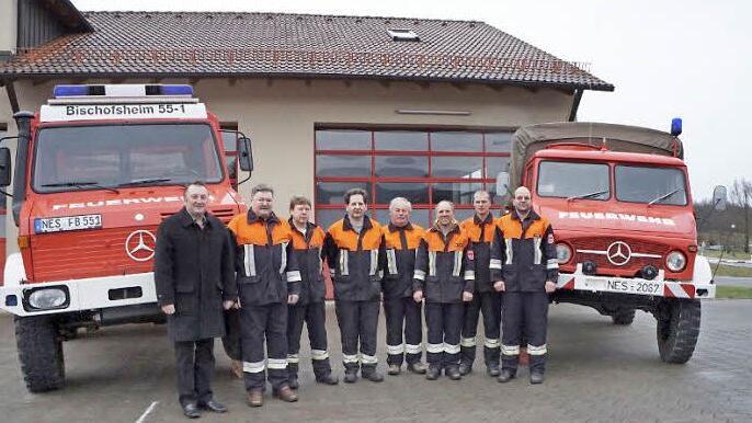 Bischofsheim 55-1 (links) der neue Unimog der Feuerwehr Bischofsheim wurde in liebevoller Detailarbeit restauriert. Rechts im Bild der alte Unimog, Baujahr 1960 noch immer in bestem Zustand. Er ist das älteste Einsatzfahrzeug des Landkreises. Das Bild zeigt von links: Bürgermeister Udo Baumann, Winfried Mai, Walter Hohn, Erwin Hohn, Karl-Heinz Zimmer, Thomas Geis, Niko Reuß und Alexander Mai.  Text/Foto: Marion Eckert