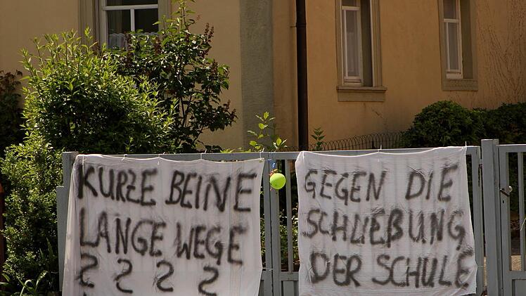 Mit zahlreichen Plakaten und Transparenten äußerten die Neubrunner und die "Interessensgemeinschaft zum Erhalt des Schulhauses Neubrunn" ihren Unmut. Foto: Günther Geiling