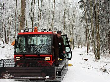 Robert Reuscher präpariert täglich die Langlaufloipe in den Schwarzen Bergen neu und räumt Hindernisse aus dem Weg.  Foto: Julia Raab