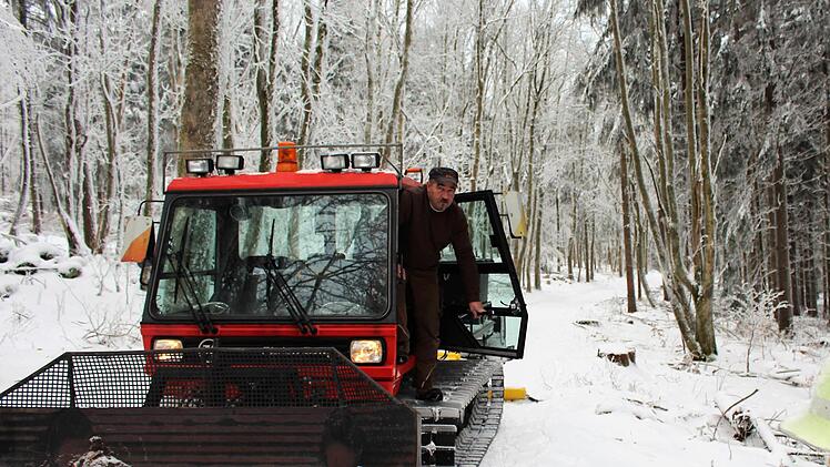 Robert Reuscher präpariert täglich die Langlaufloipe in den Schwarzen Bergen neu und räumt Hindernisse aus dem Weg.  Foto: Julia Raab