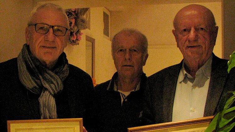 Alfred Meder (links) und Gründungsmitglied Heinz Lachnit (rechts) sind neue Ehrenmitglieder der Verkehrswacht. Alfred Fischer erhielt das Silberne Ehrenzeichen der Deutschen Verkehrswacht Foto: Dieter Eilingsfeld