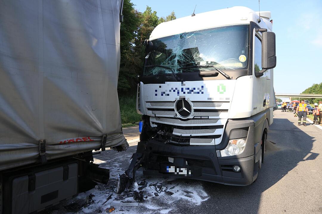 Schwerer Lkw-Unfall auf A3 sorgt für Vollsperrung