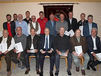 BLSV-Ehrungen gab es f&uuml;r 60-j&auml;hrige und 50-j&auml;hrige Mitgliedschaft sowie f&uuml;r 25-j&auml;hrige FC-Mitgliedschaft.  Foto: Steffen Hartung