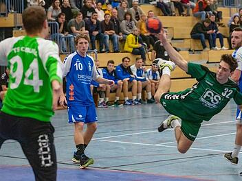 Der Weidhausener Jonas Gebhad (am Ball) will in Ebern mit Würfen wie diesen zum Sieg seines Teams beitragen. Foto: Klaus Gagel
