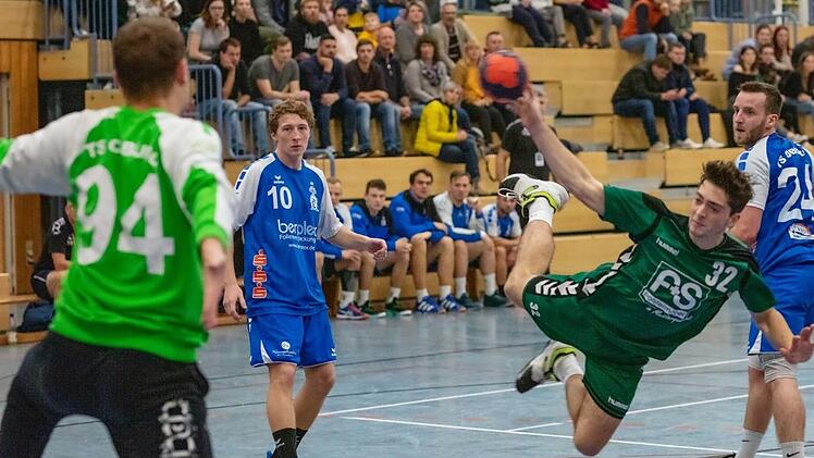 Der Weidhausener Jonas Gebhad (am Ball) will in Ebern mit Würfen wie diesen zum Sieg seines Teams beitragen. Foto: Klaus Gagel