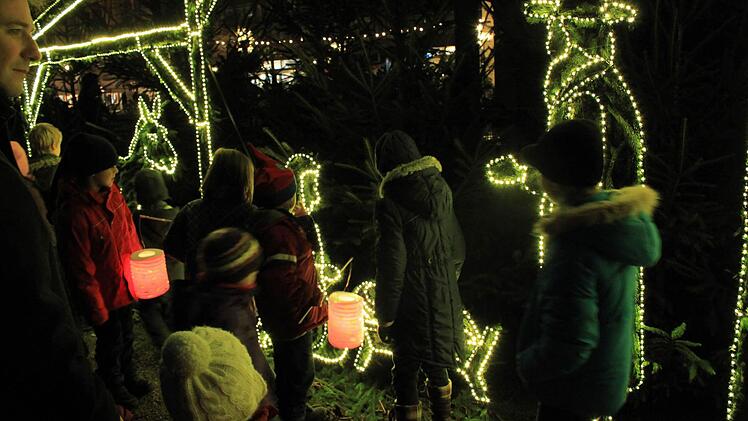 Beleuchtete Krippe im Kurpark