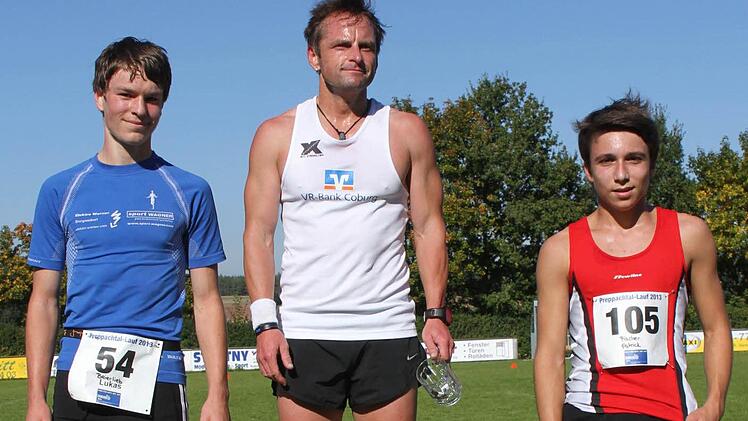 Siegerehrung beim Hobbylauf, von links Lukas Beierlieb (Zweiter), Alexander Finsel (Sieger) und Patrick Fischer (Dritter).