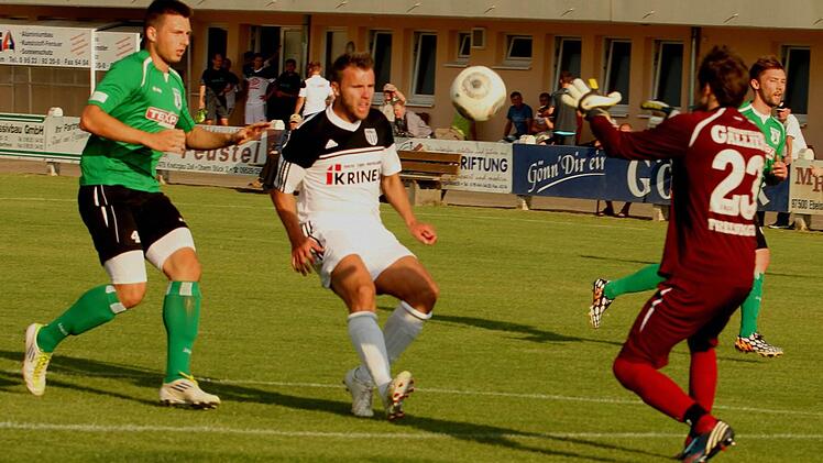 Durch sein gutes Stellungsspiel und Herauslaufen bis zur Strafraumgrenze verhindert Gästetorwart Klaus Freisinger die Torchance von Thorsten Schlereth (Zweiter von links).