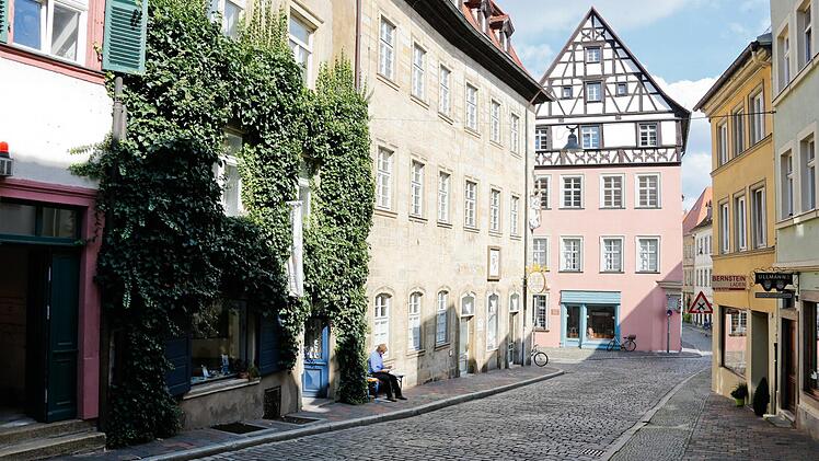 Das (bewachsene) "Schwertfegerhäuschen" und die "Hofapotheke" stehen direkt nebeneinander. Foto: Matthias Hoch