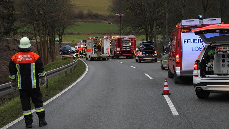 Auf der abschüssigen Strecke der B85 vor Kirchleus hat sich am Sonntag um 15 Uhr ein schwerer Unfall ereignet. Eine Frau ist tot, sieben weitere Personen sind teils schwer verletzt worden. Foto: Stephan Tiroch
