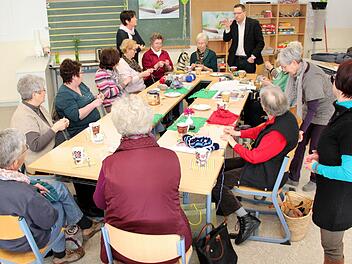 Beim Strickkreis bleibt kein Platz mehr frei. Fotos: Johanna Blum