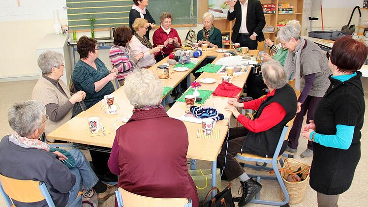 Beim Strickkreis bleibt kein Platz mehr frei. Fotos: Johanna Blum