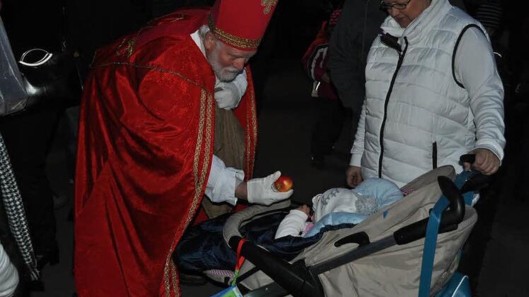 Für die jüngsten Besucher hatte der Nikolaus (Volker Kuhn) Äpfel und Süßigkeiten zu verschenken.