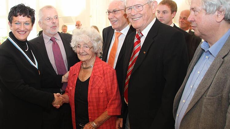 Die Landtagsvizepräsidentin mit ihrem Ziehvater Robert Hartmann, der sie vor über 25 Jahren für die Kommunalpolitik begeistert hat. Von links: Inge Aures, ihr Mann Hans-Hermann Drenske, Meta Hartmann, Horst Zahr, Robert Hartmann und Hans-Dieter Herold. Foto: Stephan Tiroch