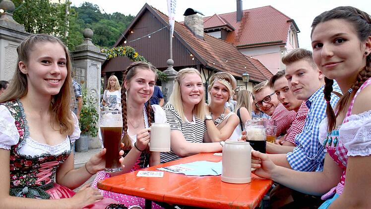 Prost! Auch diesen jungen Madl und Burschen genossen das 25. "Backofenfestla" in "Stabach" - erst recht, am ersten Ferientag.