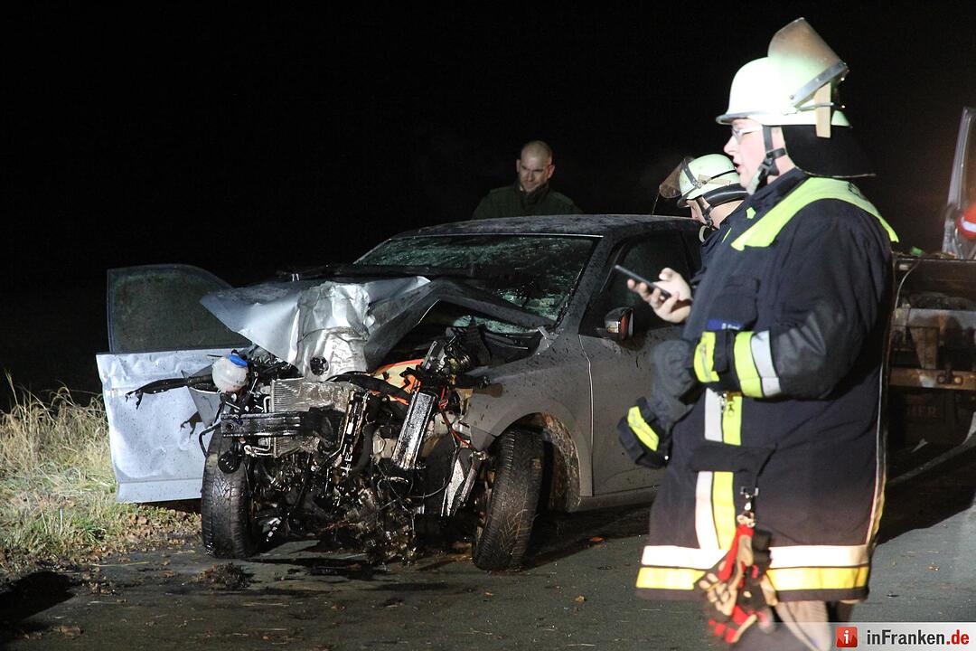 Auto prallt bei Haig gegen Baum: Vater und zwölfjähriger Sohn schwer verletzt