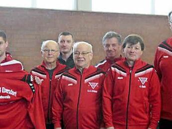 Zweifacher Titelträger bei der Tischtennis-Vereinsmeisterschaft des TSV Ebersdorf wurde Rene Großmann (Vierter von links). Mit im Bild (von links): Thomas Bergner, Markus Tröbs, Günter Neubauer, Fritz Schlosser, Krzysztof Szuszkiewicz, Karl-Heinz Schlosser, Peter Sorge, Andreas Zipfel, Volkmar Reitz und Turnierleiter Michael Pinzer. Foto: privat