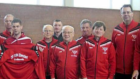 Zweifacher Titelträger bei der Tischtennis-Vereinsmeisterschaft des TSV Ebersdorf wurde Rene Großmann (Vierter von links). Mit im Bild (von links): Thomas Bergner, Markus Tröbs, Günter Neubauer, Fritz Schlosser, Krzysztof Szuszkiewicz, Karl-Heinz Schlosser, Peter Sorge, Andreas Zipfel, Volkmar Reitz und Turnierleiter Michael Pinzer. Foto: privat