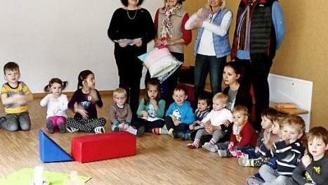 Ute Salzwedel, Rosi Müller (von links) und Bernt Pingel von Kiwanis Kulmbach überraschten Kita-Leiterin Jacqueline Ramming mit einer Spende. Foto: Dieter Hübner