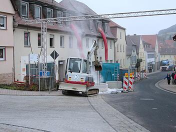 Nicht sonderlich glücklich sind der Bauherr, der Markt Euerdorf und die Planer mit der von den Behörden bevorzugten Straßenführung beim Bau des neuen Rathauses.  Foto: Winfried Ehling