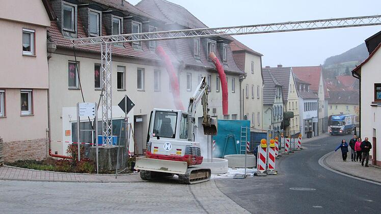 Nicht sonderlich glücklich sind der Bauherr, der Markt Euerdorf und die Planer mit der von den Behörden bevorzugten Straßenführung beim Bau des neuen Rathauses.  Foto: Winfried Ehling
