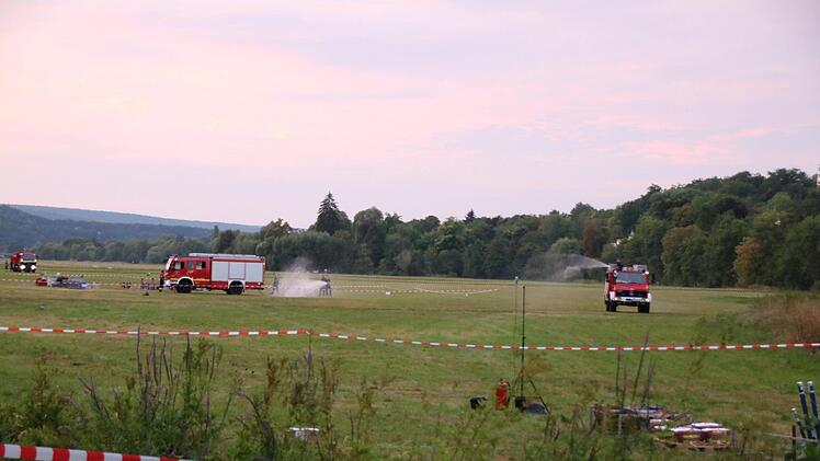 Die Feuerwehr wässerte die Wiesen rund um den Sprengplatz. Foto: Ralf Ruppert