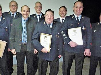 Hans Friedmann ist der erste Feuerwehrmann im Landkreis, der für 50 Jahre Dienstzeit ausgezeichnet wurde. Im Bild (von links) Horst Brummer (Ehrenmitglied), Kreisbrandrat Stefan Härtlein, stellvertretender Landrat Jörg Kunstmann, Kreisbrandmeister Michael Ködel, Hans Friedmann, Bürgermeister Robert Bosch, Vorsitzender Jörg Steinhäuser (25 Jahre aktiv) und Kommandant Volker Steinhäuser Foto: Werner Reißaus