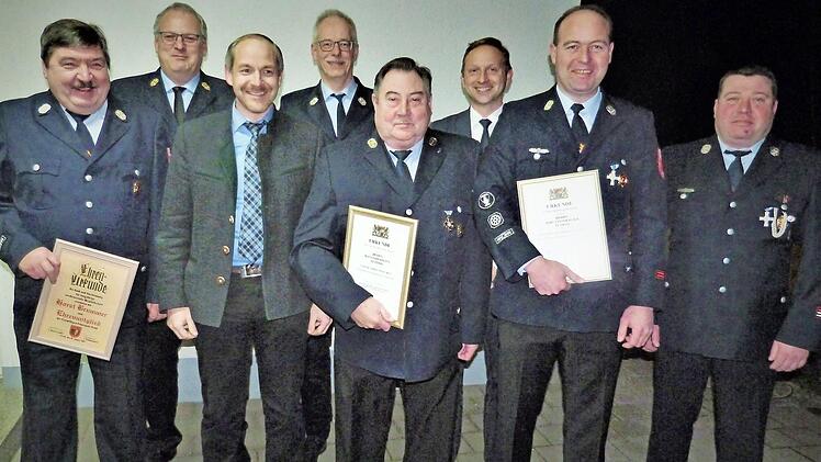Hans Friedmann ist der erste Feuerwehrmann im Landkreis, der für 50 Jahre Dienstzeit ausgezeichnet wurde. Im Bild (von links) Horst Brummer (Ehrenmitglied), Kreisbrandrat Stefan Härtlein, stellvertretender Landrat Jörg Kunstmann, Kreisbrandmeister Michael Ködel, Hans Friedmann, Bürgermeister Robert Bosch, Vorsitzender Jörg Steinhäuser (25 Jahre aktiv) und Kommandant Volker Steinhäuser Foto: Werner Reißaus
