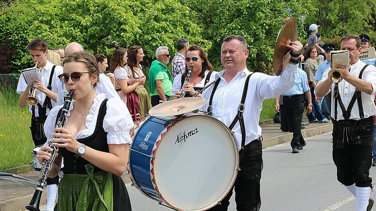 Die Dorfmusik Ballingshausen spielt auf. Foto: Dieter Britz