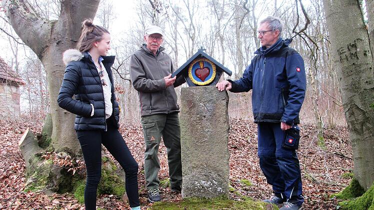 Gemeinsam freuen sich (v. l.) Ortsbeauftragte Maria Pfaff, Bruno Weigand und Georg Brust über die gelungene Erneuerung.    Foto: Winfried Ehling