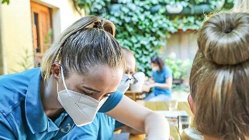 Eine Jugendliche wird bei einer offenen Impfaktion in einer Kneipe geimpft. Solche Aktionen gibt es auch am 19. und 25. September im &bdquo;Lok Werk&ldquo; in Ha&szlig;furt.