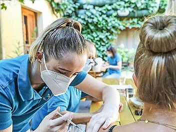 Eine Jugendliche wird bei einer offenen Impfaktion in einer Kneipe geimpft. Solche Aktionen gibt es auch am 19. und 25. September im „Lok Werk“ in Haßfurt.