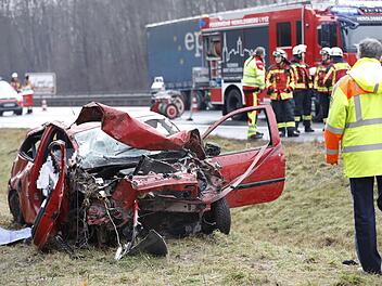 Auto überschlägt sich mehrmals auf Grünstreifen: Beifahrerin verstirbt noch an der Unfallstelle