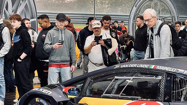 Besucher der Essen Motor Show. Die Messe ist ein zentrales Event f&uuml;r alle, die sich f&uuml;r sportliche Autos, Tuning und Motorsport interessieren.