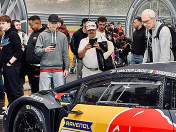 Besucher der Essen Motor Show. Die Messe ist ein zentrales Event für alle, die sich für sportliche Autos, Tuning und Motorsport interessieren.