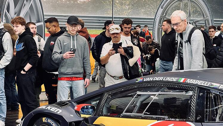 Besucher der Essen Motor Show. Die Messe ist ein zentrales Event für alle, die sich für sportliche Autos, Tuning und Motorsport interessieren.