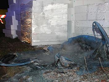 Ein verschmortes Häufchen blieb von dem Toilettenhäuschen auf der Herzo Base übrig.  Fotos: Andfreas Brandl