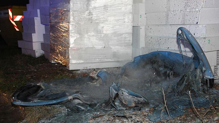 Ein verschmortes Häufchen blieb von dem Toilettenhäuschen auf der Herzo Base übrig.  Fotos: Andfreas Brandl