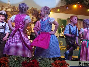 Die "Trachtenzwerge" waren die Stars des Abends. Fotos: Heike Schülein