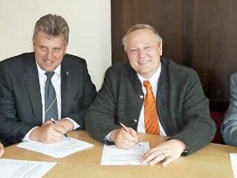 Bereit für den Breitbandausbau (v.l.): der Bürgermeister der Gemeinde Lauter Armin Postler, Bürgermeister der Stadt Baunach Ekkehard Hojer, Bürgemeister der Gemeinde Reckendorf Manfred Deinlein und der Bürgermeister der Gemeinde Gerach Gerhard Ellner werden dafür in Zukunft zusammen arbeiten. Foto: Horst Lange