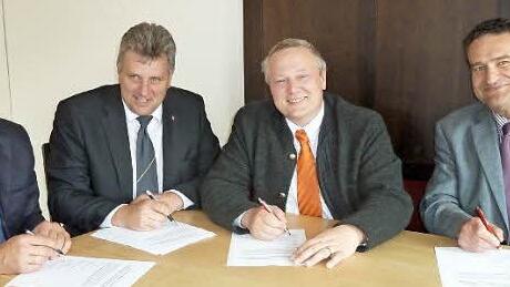 Bereit für den Breitbandausbau (v.l.): der Bürgermeister der Gemeinde Lauter Armin Postler, Bürgermeister der Stadt Baunach Ekkehard Hojer, Bürgemeister der Gemeinde Reckendorf Manfred Deinlein und der Bürgermeister der Gemeinde Gerach Gerhard Ellner werden dafür in Zukunft zusammen arbeiten. Foto: Horst Lange