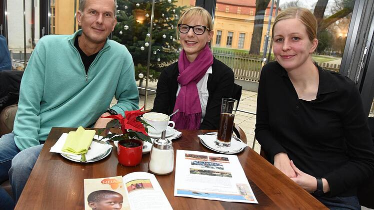 Gabor Ronay, Jeanine Ronay und Michaela Schraudt (von links) beim Pressegespräch in einem Café in Erlangen. Foto: Stefan Reinmann