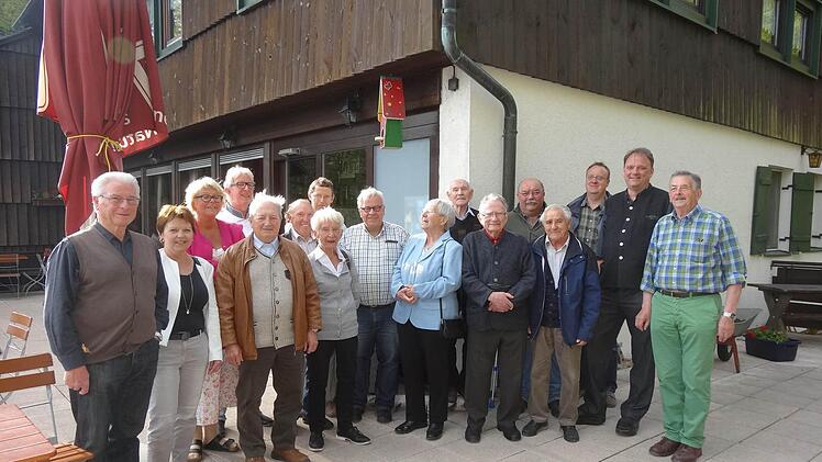 Über die Wiedereröffnung des Neustädter Hauses nach der Renovierung freuten sich die ehrenamtlichen Helfer mit dem Rhönklubpräsidenten Jürgen Reinhardt, der stellvertretenden Bürgermeisterin von Bad Neustadt, Rita Rösch, den Wirtsleuten Christina und Markus Kneipp sowie dem Vorsitzenden Michael Pfaff.  Foto: Marion Eckert