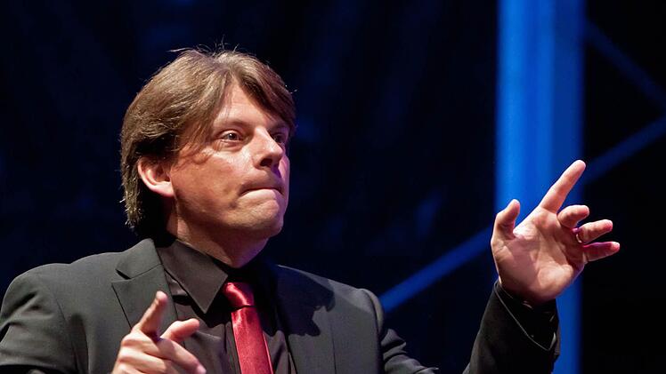 Bandleader und Chorleiter: Musiklehrer Florian Hintsche.Foto: jochen Berger