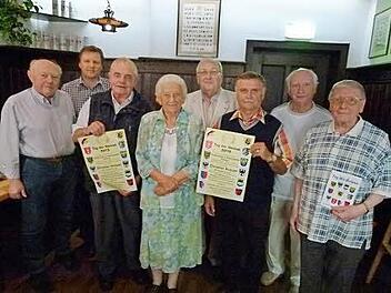 Die Vorsitzenden der Landsmannschaften v. l. Gottfried Hanke, Frank Altrichter, Roman Seidl, Maria Römich, Manfred Jenke, Erwin Metterle, Erwin Schledz und Hans-Georg Forner gestalten gemeinsam den "Tag der Heimat". Foto: Lothar Weidner