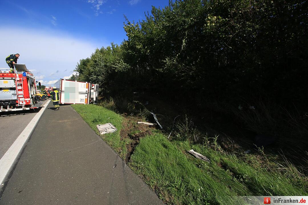 Unfall auf A73 bei Buttenheim: Lkw umgekippt