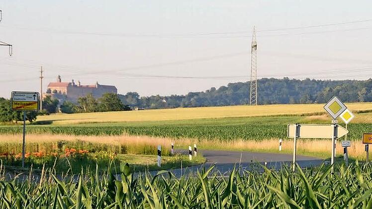 Der Kulmbacher Stadtrat hält einstimmig am Gewerbegebiet bei Melkendorf fest und führt die Planung auf Basis der abgespeckten Variante fort. Wo hier - rechts der Staatsstraße - noch Felder und Wiesen sind, sollen die Gewerbeflächen ausgewiesen werden. Fotos: Dagmar Besand