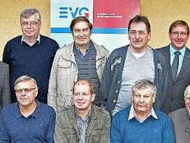 Geschäftsstellenleiter Harald Schmid (rechts), Ortsverbandsvorsitzender Stephan Koße (daneben) und Lichtenfels Dritter Bürgermeister Wilfried Weinbeer (links) mit den EVG-Jubilaren aus dem Raum Coburg/Sonneberg Foto: Klaus Oelzner