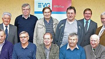Geschäftsstellenleiter Harald Schmid (rechts), Ortsverbandsvorsitzender Stephan Koße (daneben) und Lichtenfels Dritter Bürgermeister Wilfried Weinbeer (links) mit den EVG-Jubilaren aus dem Raum Coburg/Sonneberg Foto: Klaus Oelzner